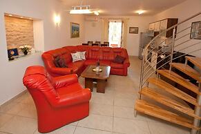 Spacious Apartment Milly With Pool