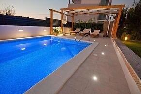 Spacious Apartment Milly With Pool