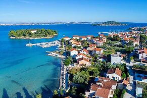 Spacious Apartment Milly With Pool