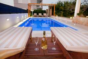 Spacious Apartment Milly With Pool