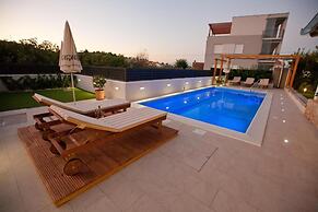 Spacious Apartment Milly With Pool