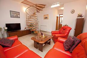 Spacious Apartment Milly With Pool