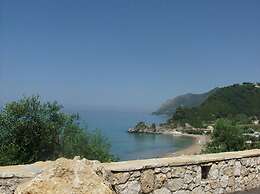 Villa Takis on Pelekas Beach Small House With Garden and sea View