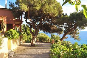 Villa Takis on Pelekas Beach Small House With Garden and sea View