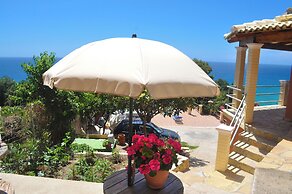 Villa Takis on Pelekas Beach Small House With Garden and sea View