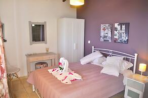 Villa Takis on Pelekas Beach Small House With Garden and sea View