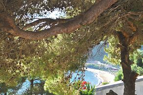 Villa Takis on Pelekas Beach Small House With Garden and sea View