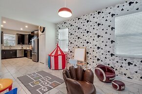 Champions Gate 6 Bedroom Villa by RedAwning