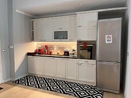 The Elegant Summer House