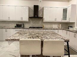 Dazzling Home Next to Beach & Go Station