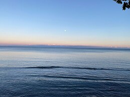 Dazzling Home Next to Beach & Go Station