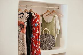 White Orchid Cave House & Studio