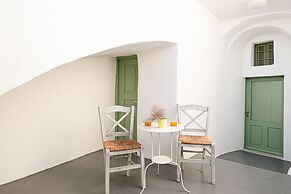 White Orchid Cave House & Studio