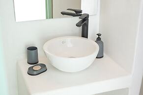 White Orchid Cave House & Studio