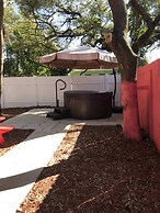Cute Cozy Bungalow Down Town Jacuzzi