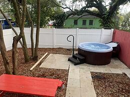 Cute Cozy Bungalow Down Town Jacuzzi