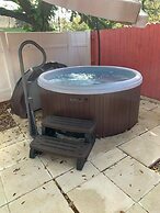 Cute Cozy Bungalow Down Town Jacuzzi