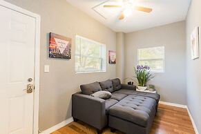 Cute Cozy Bungalow Down Town Jacuzzi