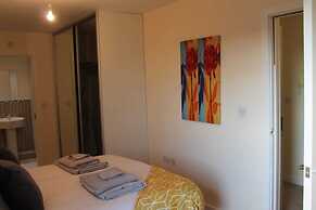 Remarkable 2-bed Apartment in Reading