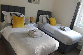 Remarkable 2-bed Apartment in Reading