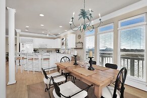 Tramarlis - Bright And Airy Bayfront Home. Enjoy Unobstructed Views An