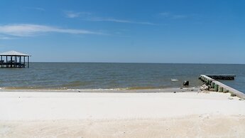 Tramarlis - Bright And Airy Bayfront Home. Enjoy Unobstructed Views An