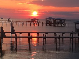 Tramarlis - Bright And Airy Bayfront Home. Enjoy Unobstructed Views An