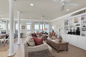 Tramarlis - Bright And Airy Bayfront Home. Enjoy Unobstructed Views An