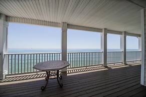 Shamrock Shores Bottom Floor - Large gulf front deck and a private sea