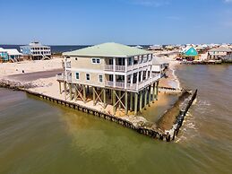 Shamrock Shores Bottom Floor - Large gulf front deck and a private sea