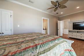 Shamrock Shores Bottom Floor - Large gulf front deck and a private sea