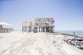 Shamrock Shores Bottom Floor - Large gulf front deck and a private sea