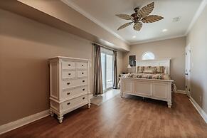 Shamrock Shores Bottom Floor - Large gulf front deck and a private sea