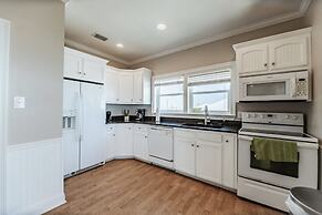 Shamrock Shores Bottom Floor - Large gulf front deck and a private sea