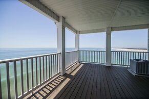 Shamrock Shores Bottom Floor - Large gulf front deck and a private sea