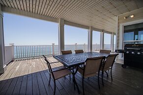 Shamrock Shores Bottom Floor - Large gulf front deck and a private sea