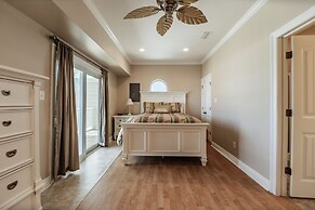 Shamrock Shores Bottom Floor - Large gulf front deck and a private sea