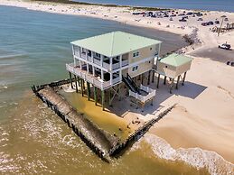 Shamrock Shores Bottom Floor - Large gulf front deck and a private sea