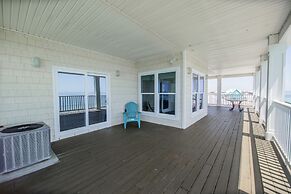 Shamrock Shores Bottom Floor - Large gulf front deck and a private sea