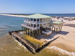 Shamrock Shores Bottom Floor - Large gulf front deck and a private sea