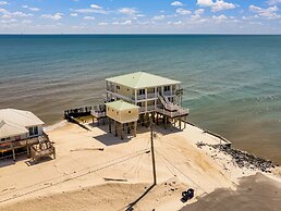Shamrock Shores Bottom Floor - Large gulf front deck and a private sea