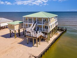 Shamrock Shores Bottom Floor - Large gulf front deck and a private sea