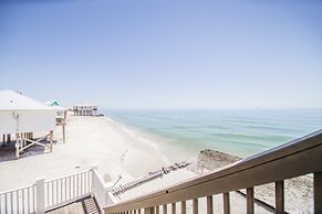 Shamrock Shores Bottom Floor - Large gulf front deck and a private sea