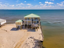 Shamrock Shores Bottom Floor - Large gulf front deck and a private sea