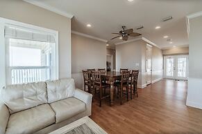 Shamrock Shores Bottom Floor - Large gulf front deck and a private sea