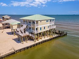Shamrock Shores Bottom Floor - Large gulf front deck and a private sea