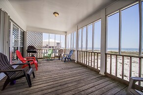 Relaxation - Large Bay Front Home Has Everything You Need For The Perf