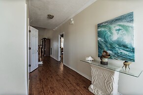 Relaxation - Large Bay Front Home Has Everything You Need For The Perf