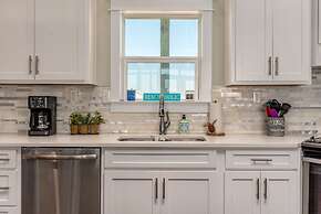 Seabatical - Gulf And Bay Views - Steps To The Water - Enjoy A Family 