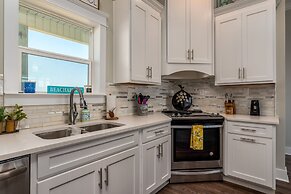 Seabatical - Gulf And Bay Views - Steps To The Water - Enjoy A Family 